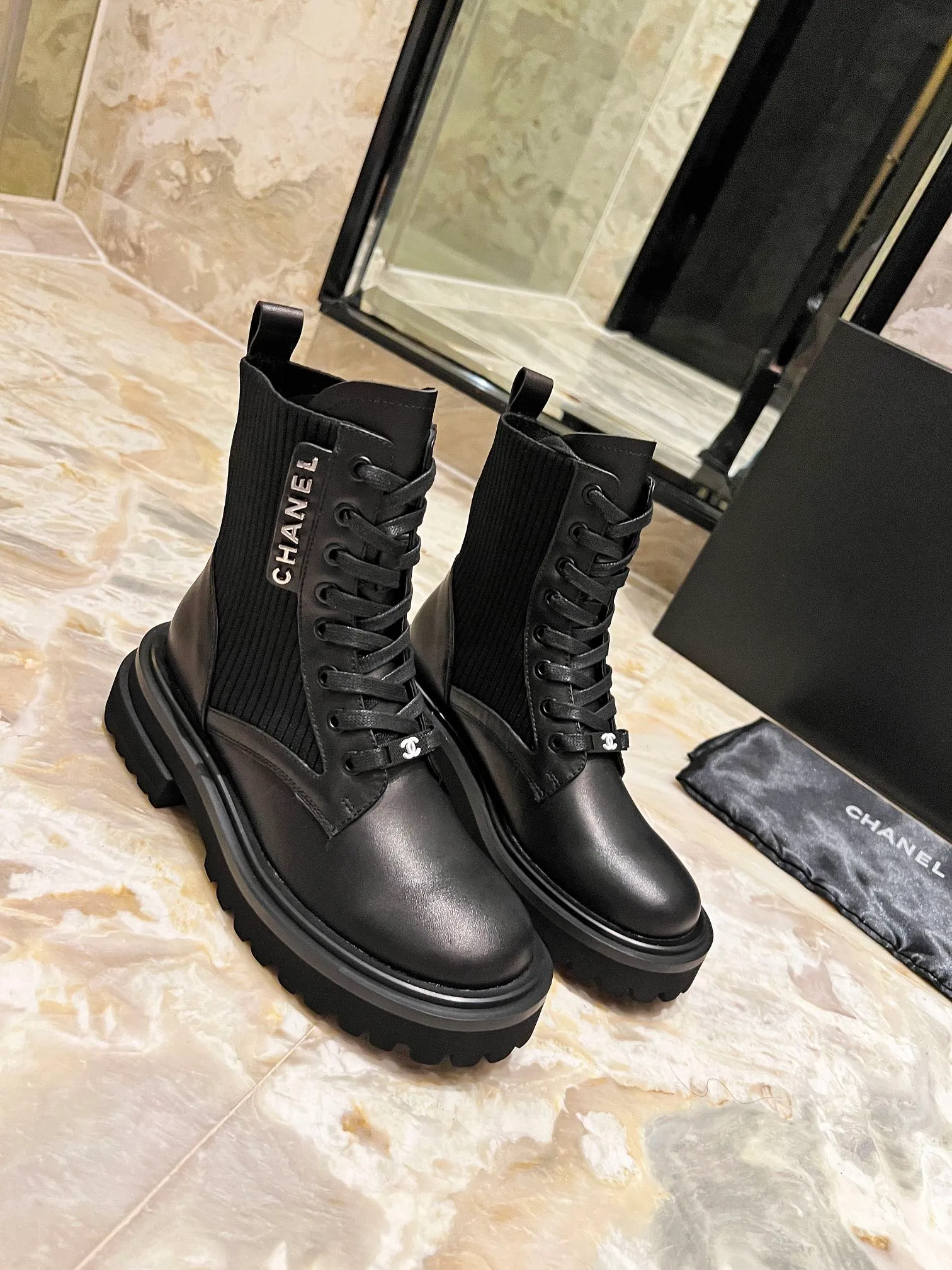 👟👟Ex-factory price 600 👟👟 CHANEL new autumn and winter 24 B letter knight boots. This knight Martin boot is really a representative of handsome fashion. It is simple, fashionable and individual. It has a natural and smooth beauty, which has a stunning beauty of time. The heel and sole meet the needs of heightening and wearing comfort at the same time. The toe is round but not clumsy. There is only a very low-key luxury letter logo, which can hold any occasion. , Proportion! Cowhide, open edge beads, water-dyed sheepskin lining Code number: 35-41